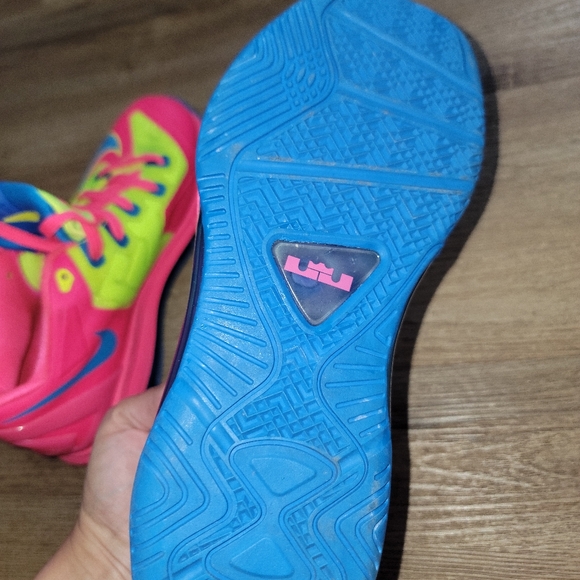 Nike LeBron size 6.5 youth - Picture 4 of 6